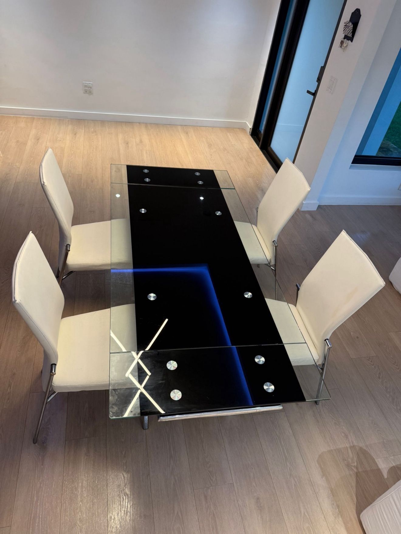 Expandable Glass dining Table (6-8 People)