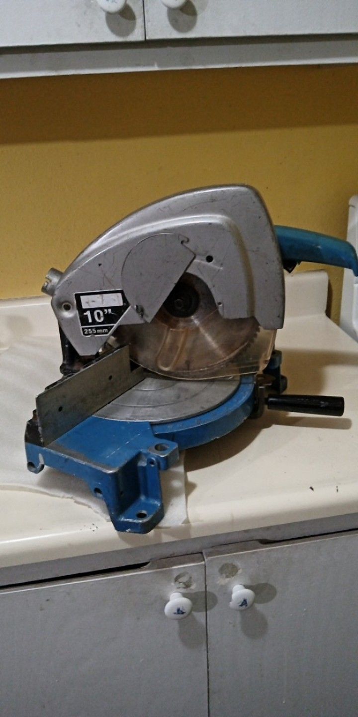 Makita 10 inch miter saw in good working condition