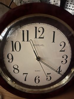 Laurel Hill 12 Inch Round Wall Clock Wood Grain Color Works Great !