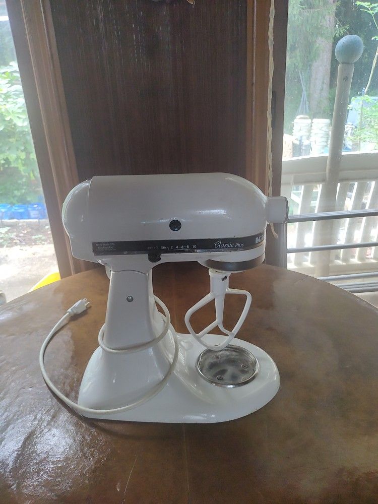 Kitchen Aid Mixer (Missing Bowl)