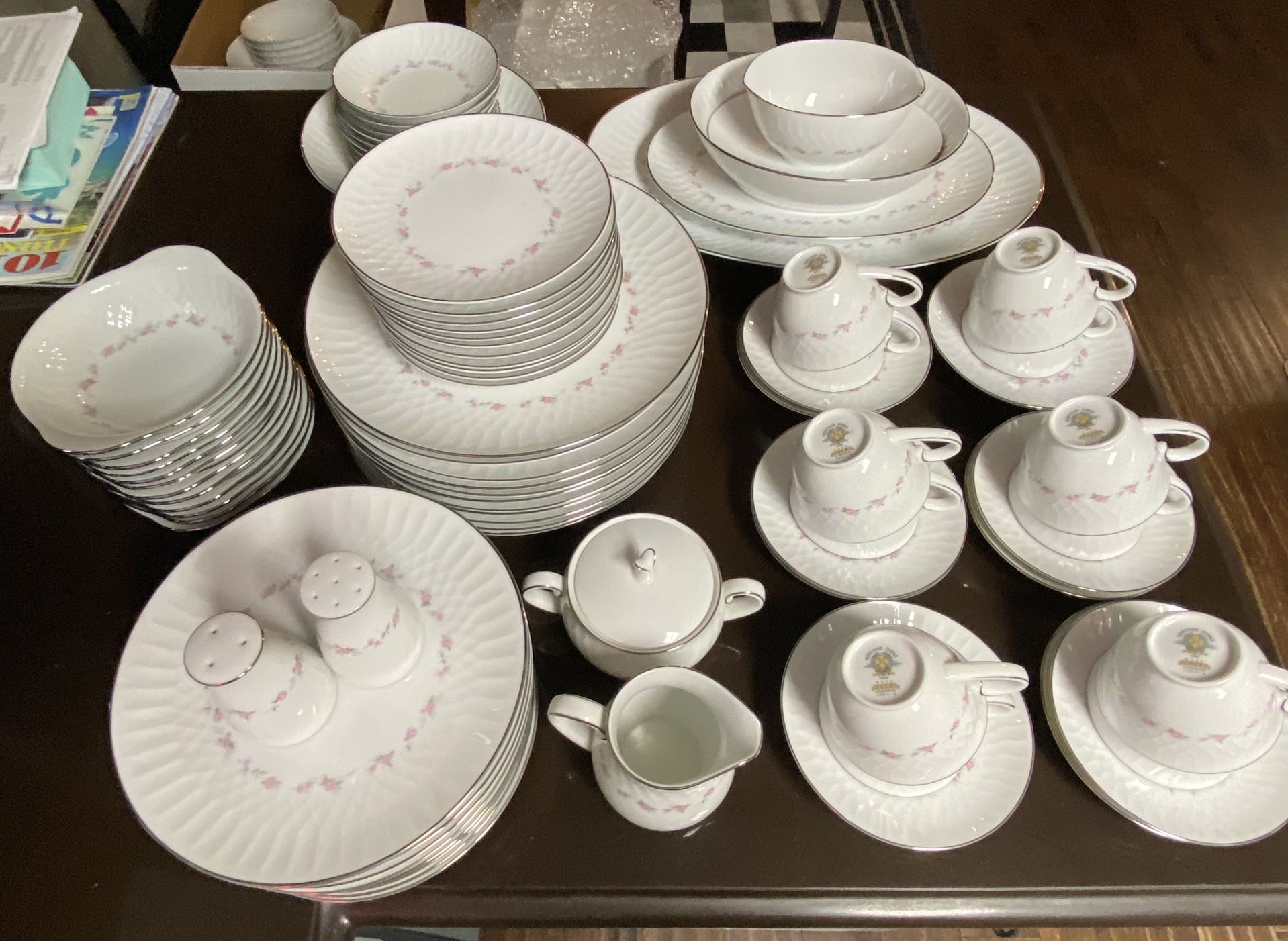 BEAUTIFUL 92 Piece CHINA Set for 12