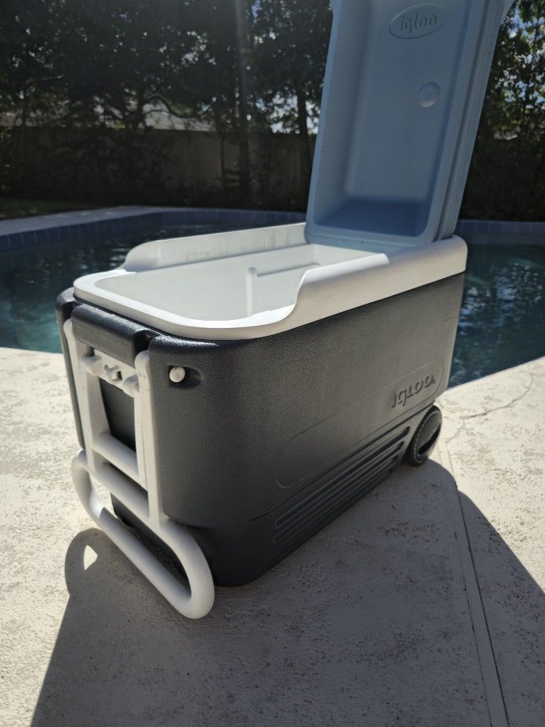 Cooler Igloo MaxCold 40 Qt. Beach Wheeled Hard Cooler Pool Rolling Cooler Chiller Roller Handle Ice Blue