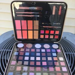 MAKEUP KIT FOR WOMEN 