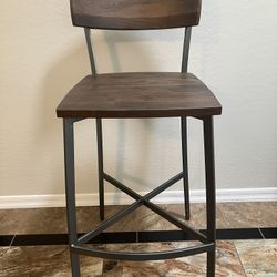 Sturdy wooden And Metal Bar Includes Stools