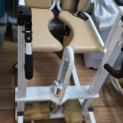 New hydraulic patient lift chair features a 180-degree split seat for easier transfers from a bed or wheelchair.
