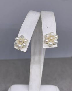Beautiful 10k yellow gold earrings with natural freshwater pearls