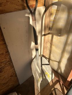 Aluminum Snow Shovel with Wood Handle