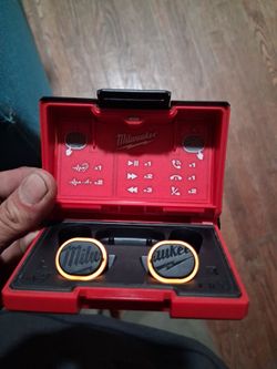 Milwaukee jog site earbuds