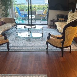 Royal traditional looks new beautiful colors, beige yellow greens in certain used only in guest time and covered by 2016 order from Italy. It cost $25