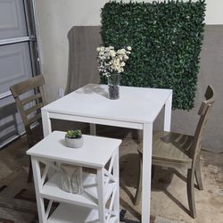Solid Normal Height Table Set with  In Great Condition ****Delivery Is Available ***
