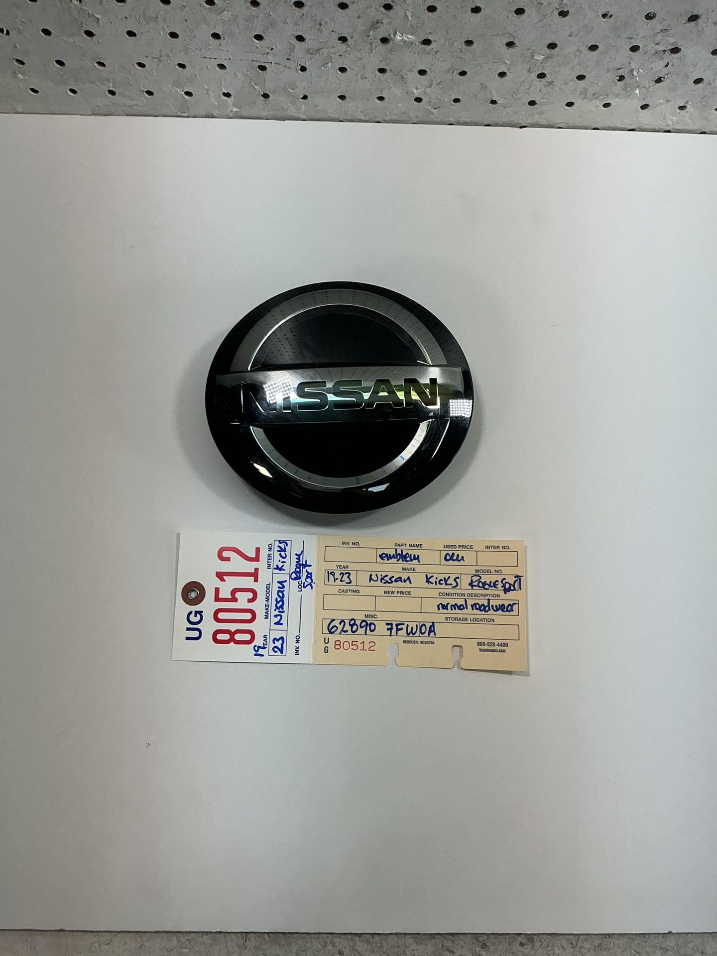 2019 2023 NISSAN KICKS ROGUE SPORT FRONT GRILLE EMBLEM OEM