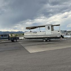 2006 Suntracker Party hut 30’ regency edition