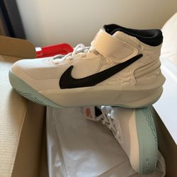 Boys Nike Basketball Shoes Size 4