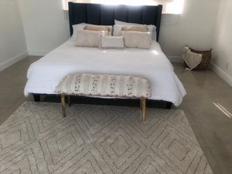 King Size Bed Set – City Furniture (Mattress Included) – Excellent Condition