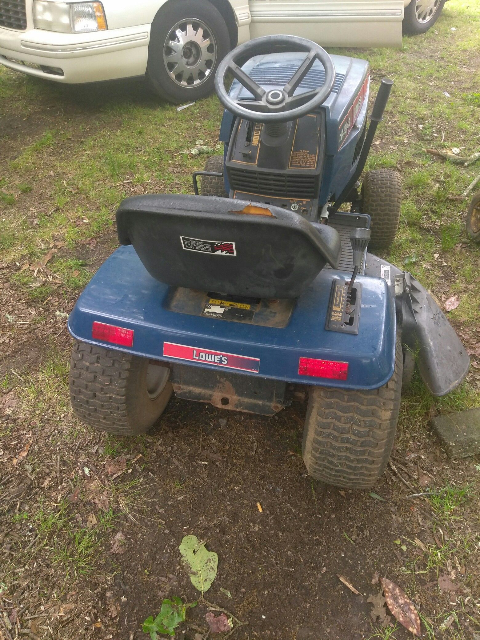 LOWES MTD 7 SPEED LAWN TRACTOR LAWN MOWER FULLYLOADED!!! for Sale in