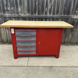 Hirsh workbench with 4 drawers and has a light connection. I only accept cash and I do not accept offers.