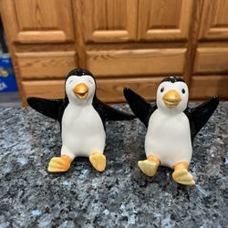 Vintage Ceramic Penguins Pair of Salt And Pepper Shakers. Size approximately 3 1/2 inches tall. Preowned never used. Had been on display in a cabi