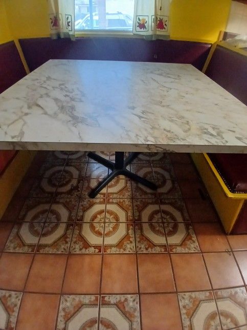 Nice Dinnette Table Read Below