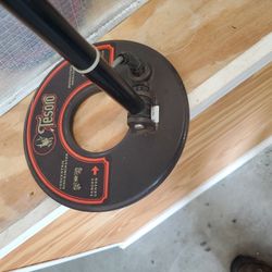 TESORO METAL DETECTOR