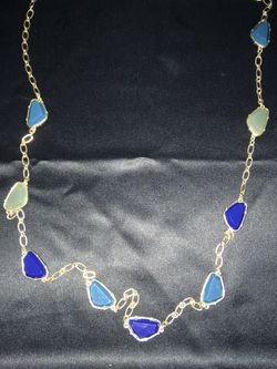 Collar plateado con cuentas irregulares en tonos azules. Liz Claiborne.