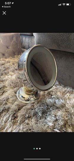 Magnifying mirror with light