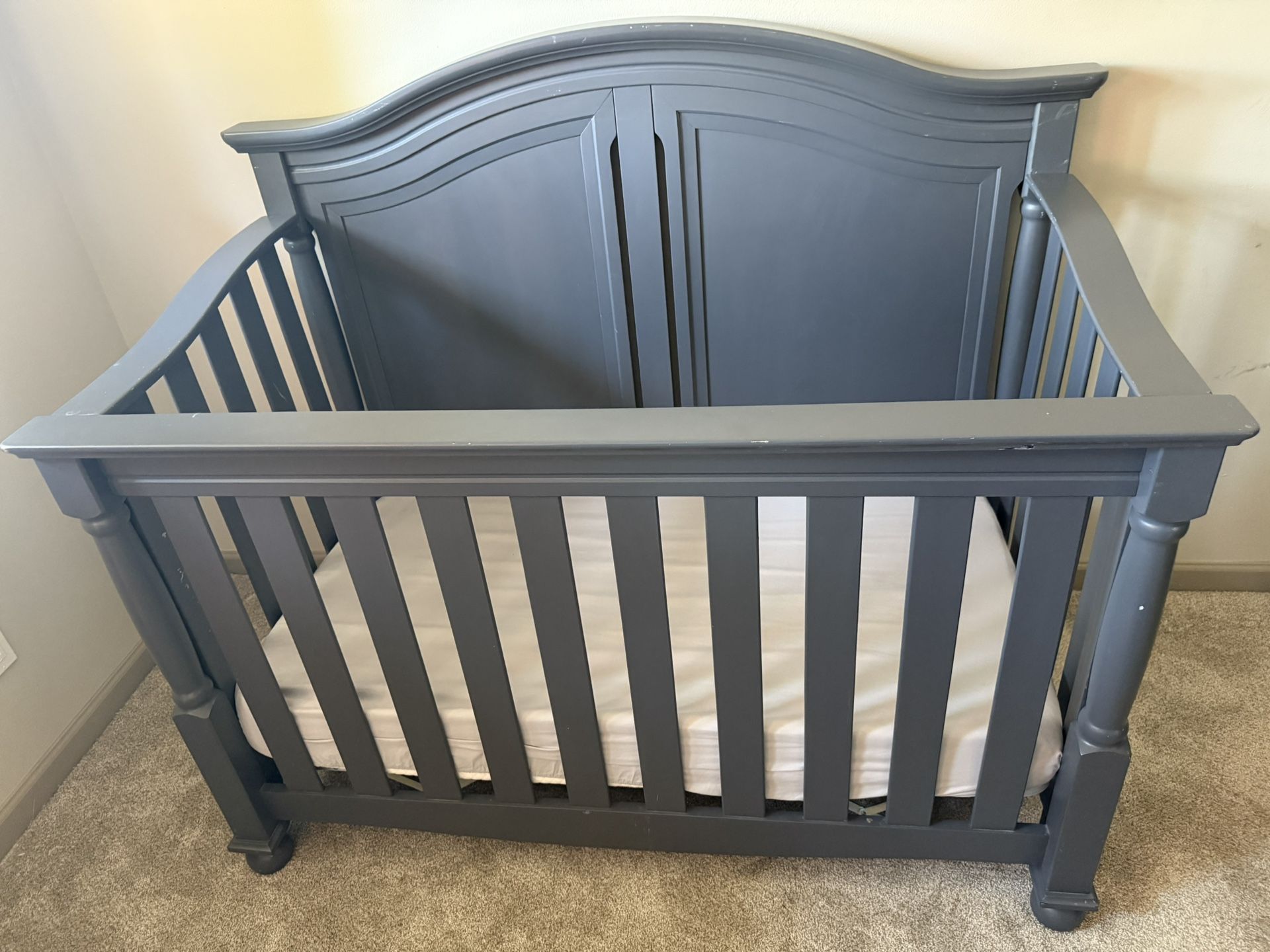 New Born Crib And 6 Drawer Dresser
