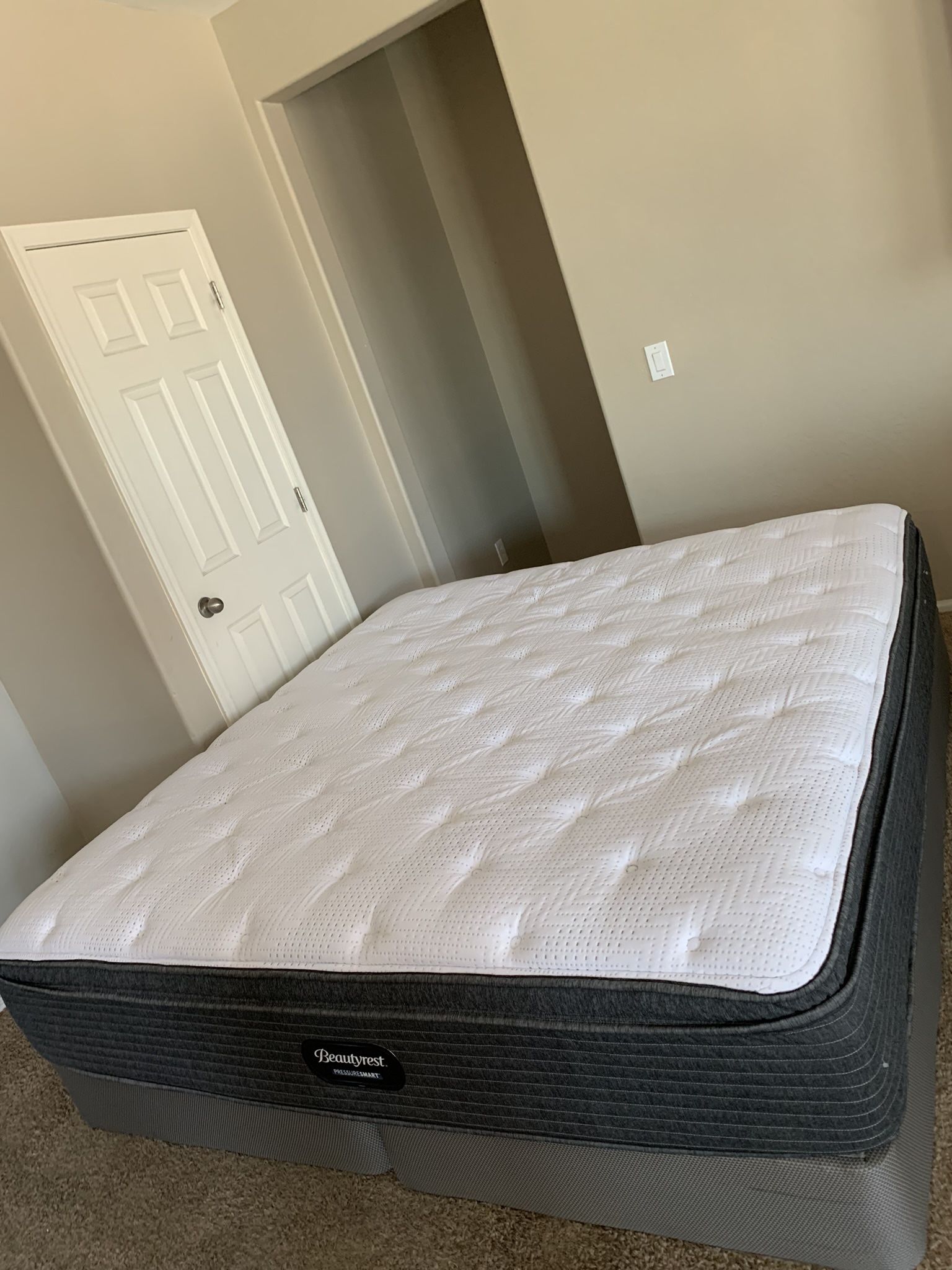 KING MATTRESS BEAUTYREST PRESSURESMART AND FREE BOX SPRINGS 