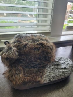 Sierra knitted and fur slipper booties, size 9/10 (L)