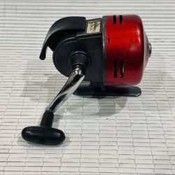 F116- Vintage Holiday No. 64-253 Closed Face Spincast Fishing Reel Japan