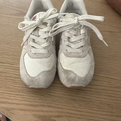 Girls new balance size 1.5