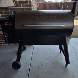 Traeger Pro Series 34 Pellet Grill and Smoker in Bronze