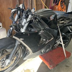 Wrecked 2004 Yamaha R6 Parts Bike