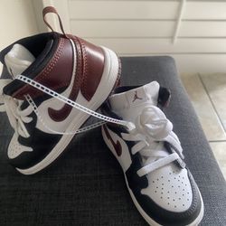 TODDLER NIKE SHOE 7.5 NEW