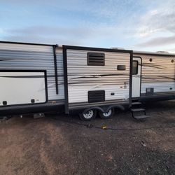 2017 Jayco 33ft triple slideout 50 amp 2 acs sleeps 10 delivered!