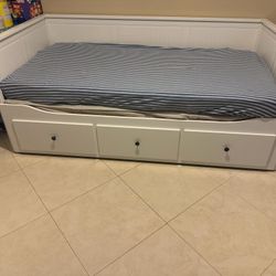 Daybed With Mattress And Free Futon Bed 