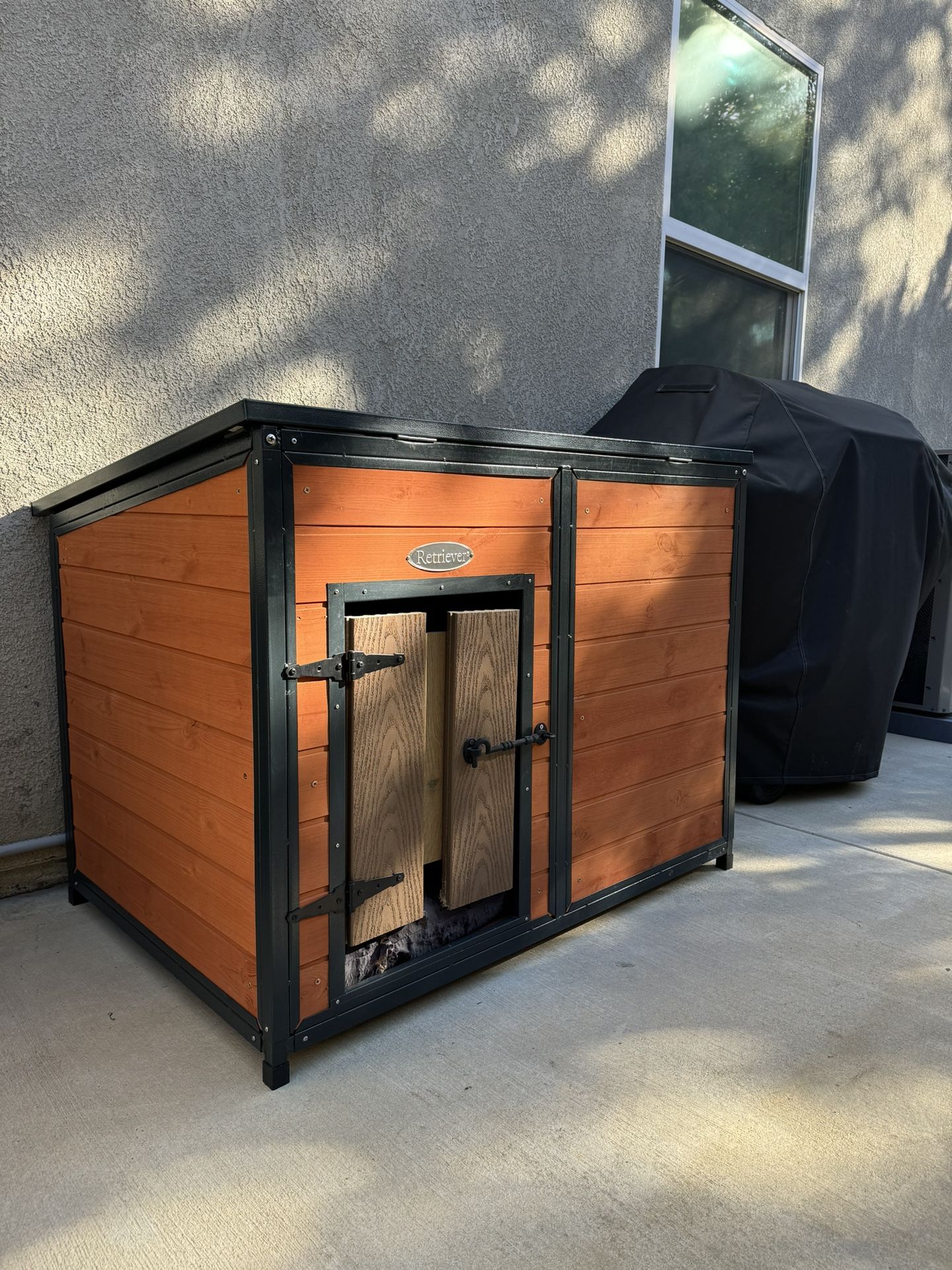 Retriever Lodge-Style Outdoor Wooden Dog House with Steel Frame