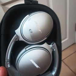 Bose Nose Canceling Head Phones 