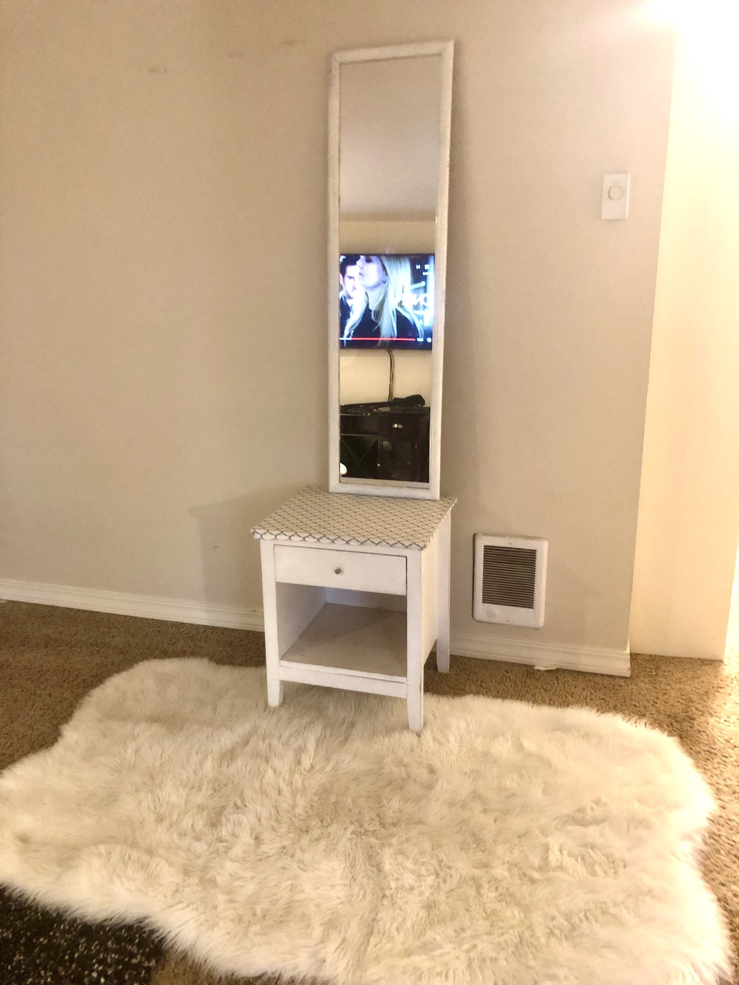 Nigt Stand /Mirror and rug