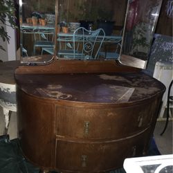 Dresser With Tri-fold Mirror