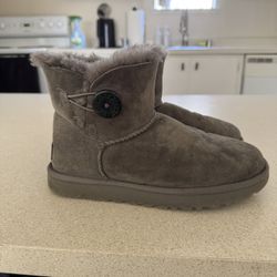 Uggs mini bailey button 