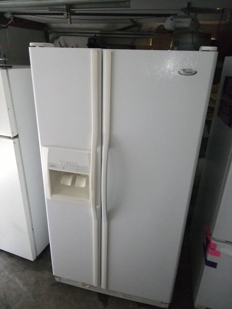 Whirlpool White 25.3 Cu Ft Side By Side Fridge/Freezer