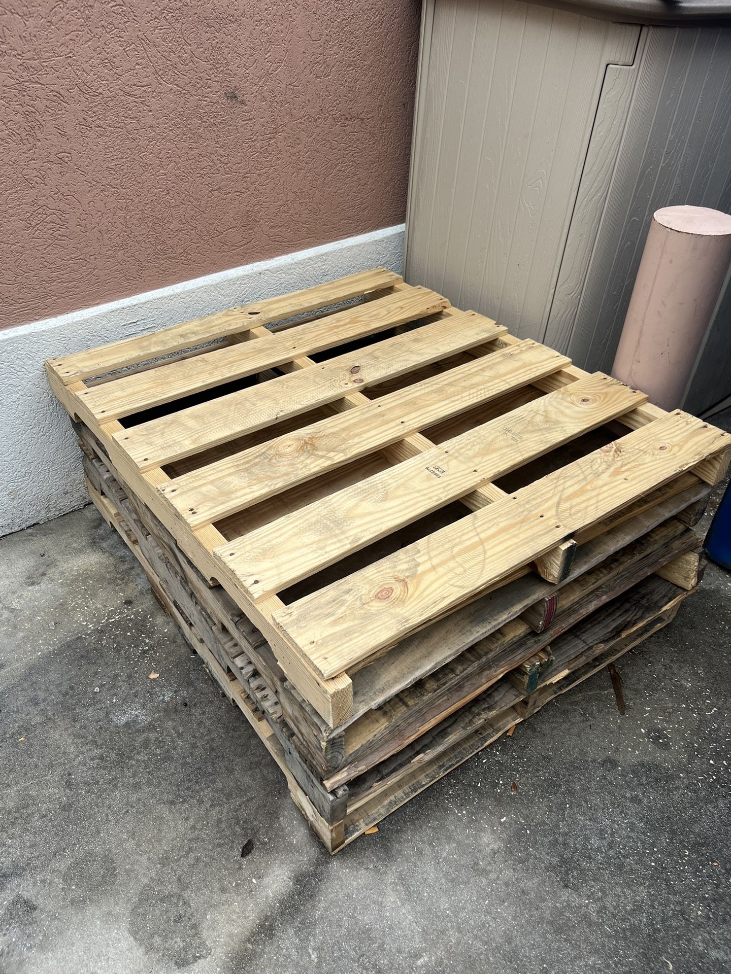 Free Pallets (MUST TAKE ALL)
