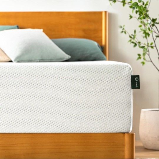 Zinus Queen Mattress,has Small Scuff Of Dirt, See Pics