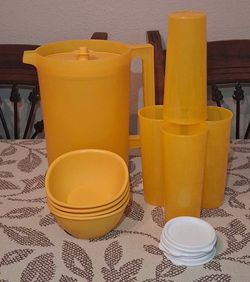 Tupperware Jarra con vasos y platos