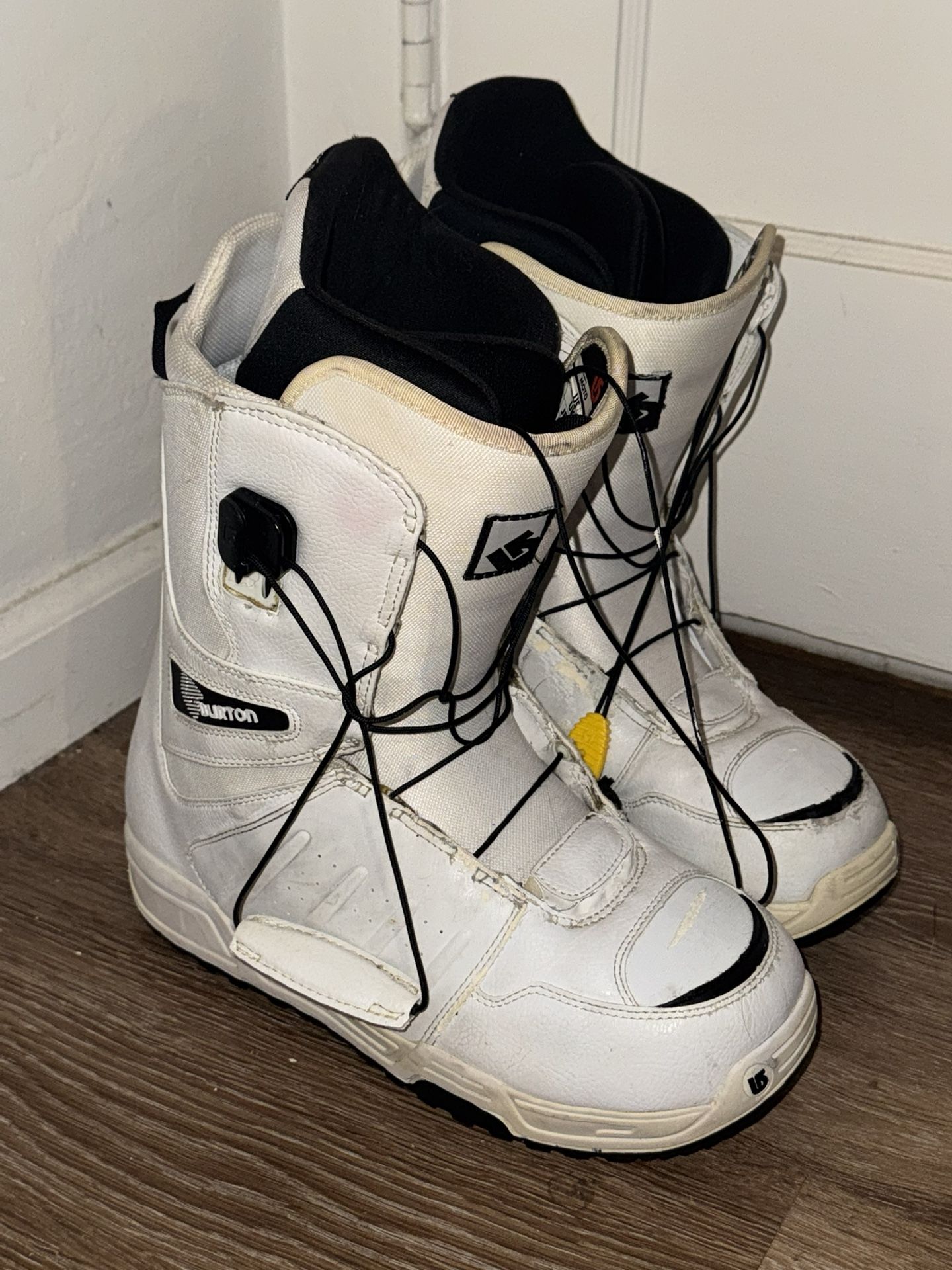 Burton Dominant Snowboard (154cm), Boots (10M) , & Bags