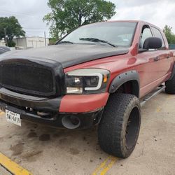 2006 dodge ram 5.7 hemi mega cab $5000 price firm. heavy duty 2500 8 lug clean title.
