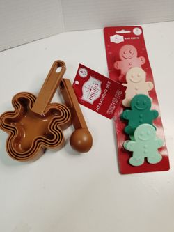 Christmas Holiday Time Gingerbread Man Cookie Cutters and Bag Clips
Includes:
- 8-piece measuring set
- 4-piece bag clips
The cardboard box the clips