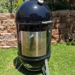 22" Weber Smokey Mountain (WSM) Smoker/cooker.. ready to make an awesome BBQ dinner