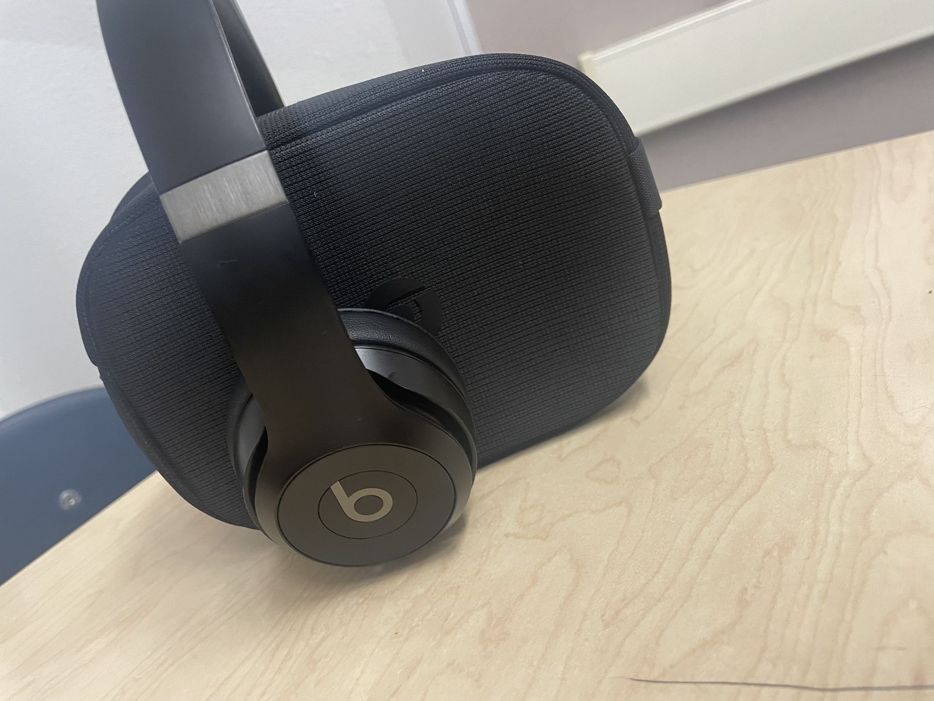 Beats Solo 4 - Wireless Bluetooth On-Ear Headphones, Apple & Android Compatible, Up to 50 Hours of Battery Life - Matte Black