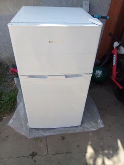 Bangson ,3.2 cu.ft mini fridge ,white